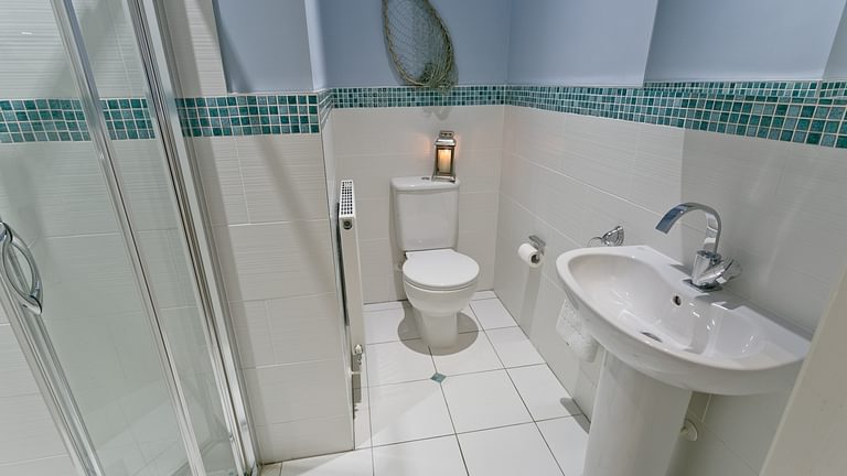 En suite at double Afon Menai Brynscincyn Anglesey LL65 6 NX Boltholes and Hideaways