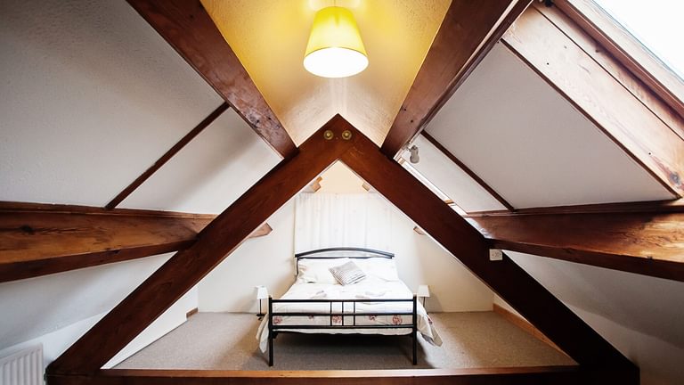 Erw Rhys Llanfairynghornwy Anglesey attic bedroom 1920x1080