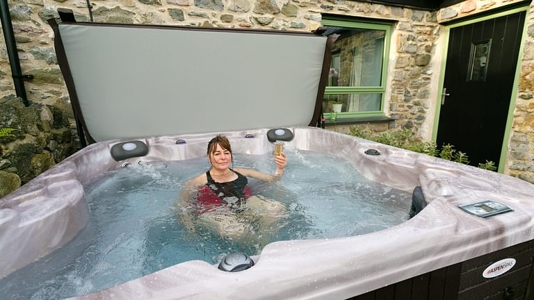 Hot tub fun Afon Menai Brynscincyn Anglesey LL65 6 NX Boltholes and Hideaways