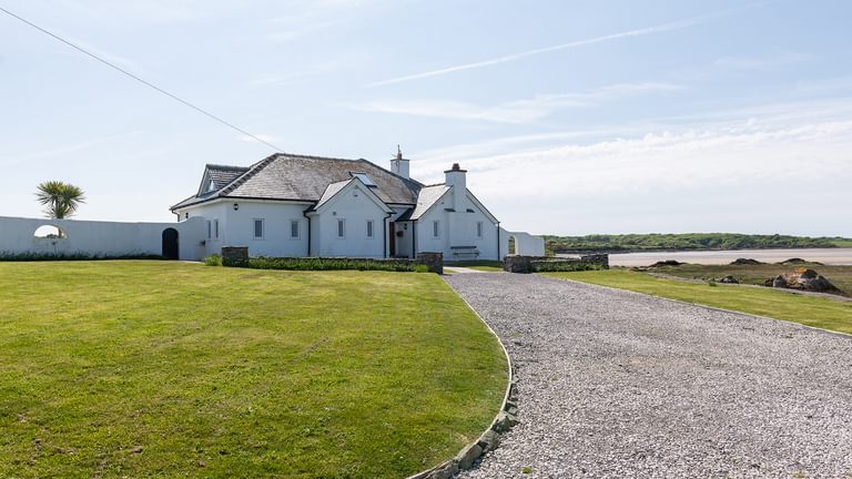 House on the beach Ty Gwyn Cymyran Anglesey LL65 3 LE entrance 1920x1080