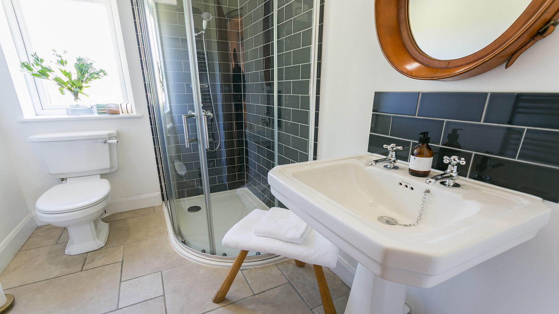 Hen Felin Rhoshirwaun Abersoch Gwynedd LL538 HS Bathroom ensuite 1920x1080