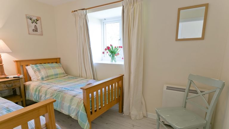 Hideaway Llanfaelog Anglesey twin bedroom 1920x1080