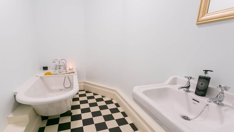 Llangwyfan Isaf Bodorgan Anglesey bathroom 8 1920x1080