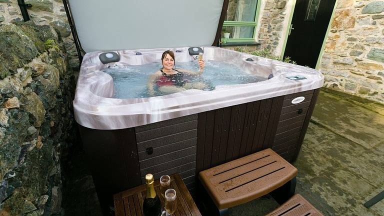 Luxury hot tub Afon Menai Brynscincyn Anglesey LL65 6 NX Boltholes and Hideaways
