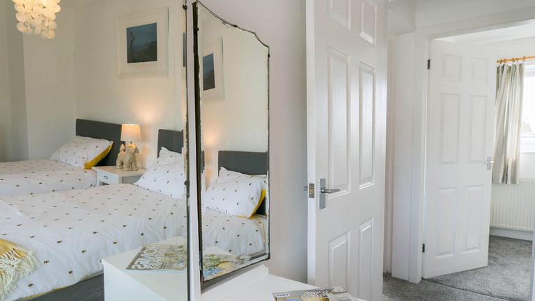 Mornant Trearddur Bay Anglesey twin bedroom 1920x1080