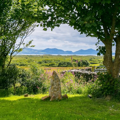 Maes Y Ceirchdir Newborough Anglesey LL616 SG stones 1920x1080