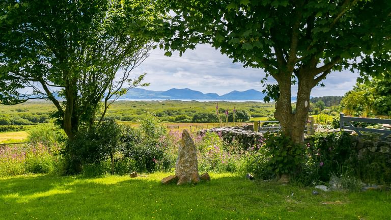 Maes Y Ceirchdir Newborough Anglesey LL616 SG stones 1920x1080