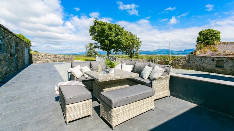 Maes Y Ceirchdir Newborough Anglesey LL616 SG side patio chairs 1920x1080