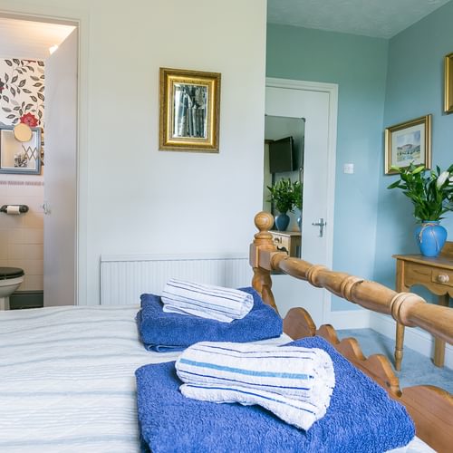 Mynydd Ednyfed Country House Caernarfon Road Criccieth LL520 PH blue ensuite bedroom 1920x1080