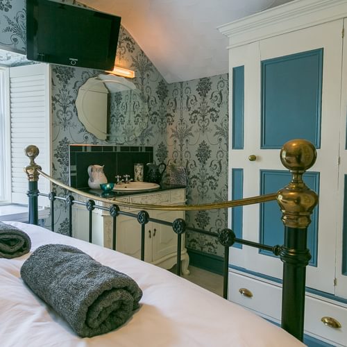 Mynydd Ednyfed Country House Caernarfon Road Criccieth LL520 PH brass bedroom 1920x1080