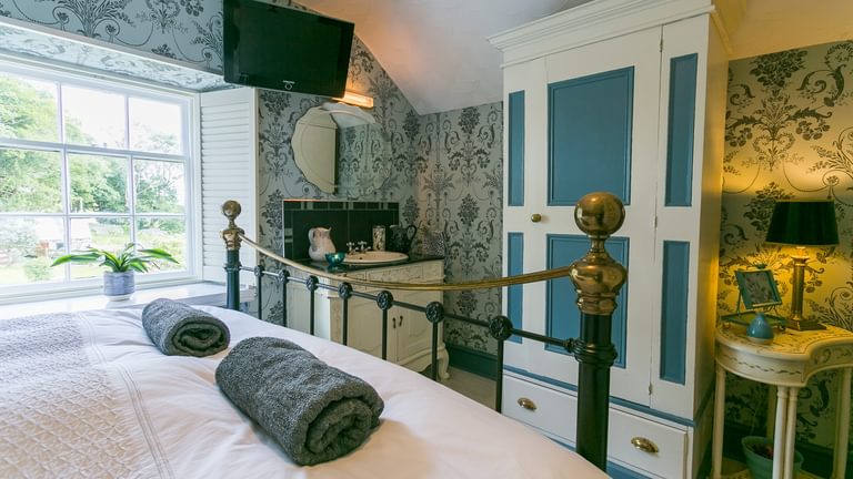 Mynydd Ednyfed Country House Caernarfon Road Criccieth LL520 PH brass bedroom 1920x1080