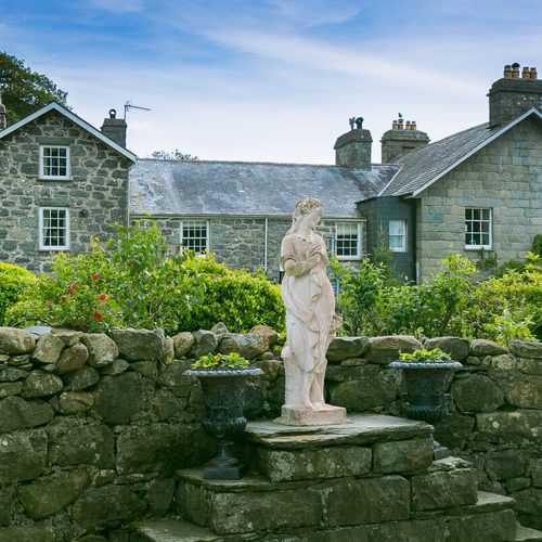 Mynydd Ednyfed Country House Caernarfon Road Criccieth LL520 PH statue 1920x1080