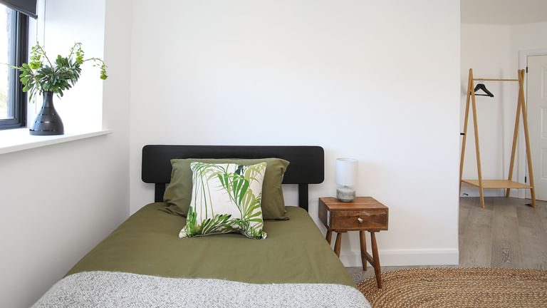 Sandown House Trearddur Bay Anglesey twin bedroom green 4 1920x1080