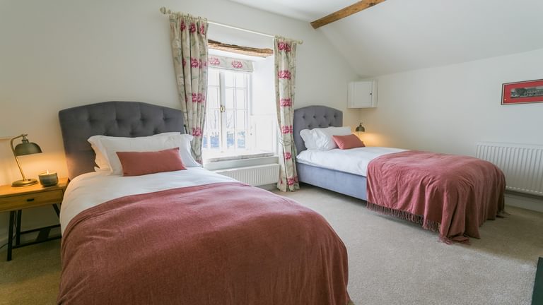 Porth Hir Townsend Beaumaris Anglesey LL588 BH twin bedroom 1920x1080