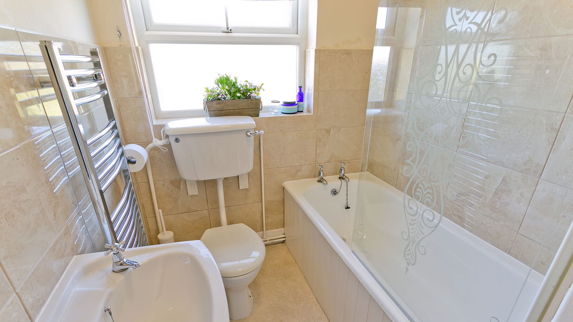 Pandy Cottage Aberffraw family bathroom 1920x1080