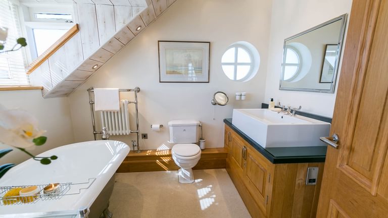 Pen Y Graig Rhoscolyn Anglesey main bedroom bathroom 3 1920x1080