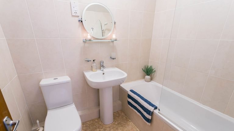 Pencoed Llanbedrog Llyn Peninsula bathroom 1920x1080