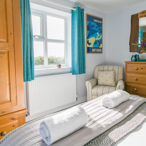 Penrhos Llanfachraeth Anglesey LL654 NG teal bedroom 1920x1080