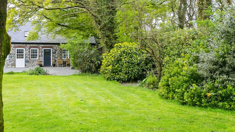 Plas Llechylched Bryngwran Anglesey LL653 SH hayloft trees 1920x1080