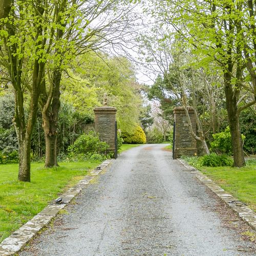 Plas Llechylched Bryngwran Anglesey LL653 SH posts outside 1920x1080 Copy