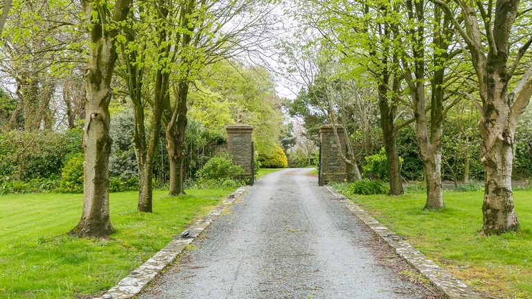 Plas Llechylched Bryngwran Anglesey LL653 SH posts outside 1920x1080 Copy