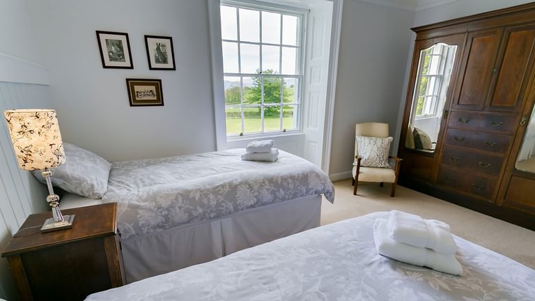 Plas Cichle Anglesey Beaumaris twin bedroom 1920x1080