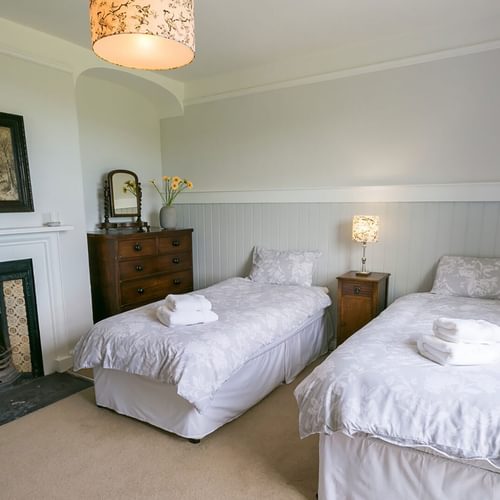 Plas Cichle Beaumaris Anglesey twin bedroom 1920x1080