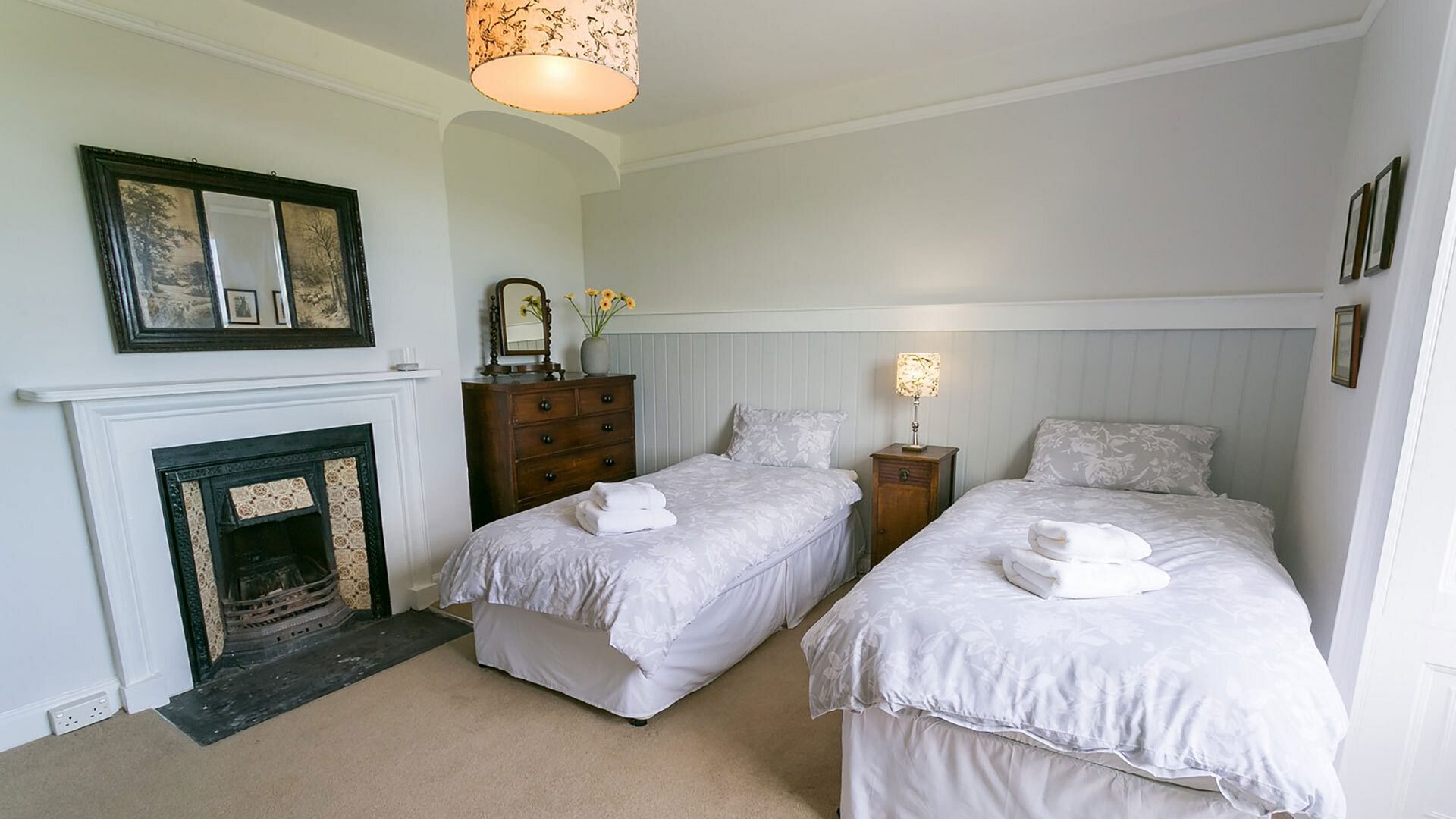 Plas Cichle Beaumaris Anglesey twin bedroom 1920x1080