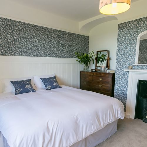 Plas Cichle Beaumaris Anglesey main bedroom 2 1920x1080