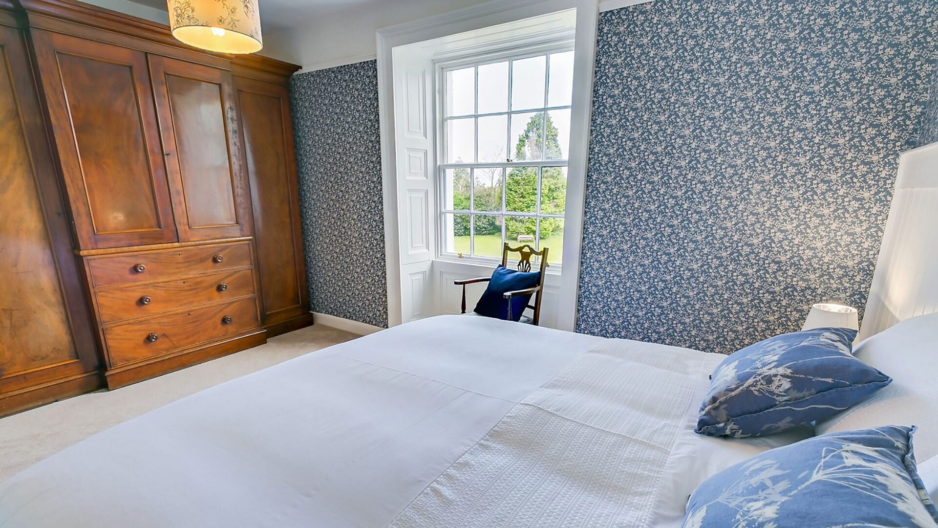 Plas Cichle Beaumaris Anglesey main bedroom 1920x1080