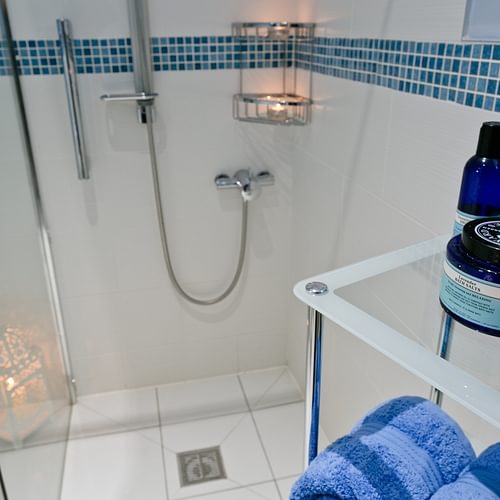 Wet room in Afon Menai Brynscincyn Anglesey LL65 6 NX Boltholes and Hideaways