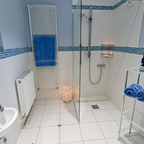 Wet room too Afon Menai Brynscincyn Anglesey LL65 6 NX Boltholes and Hideaways
