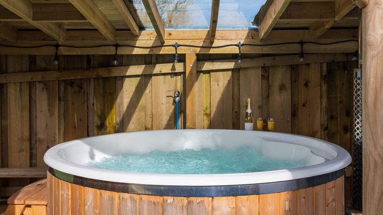 Willow Cottage Newborough Anglesey hot tub 2 1920x1080