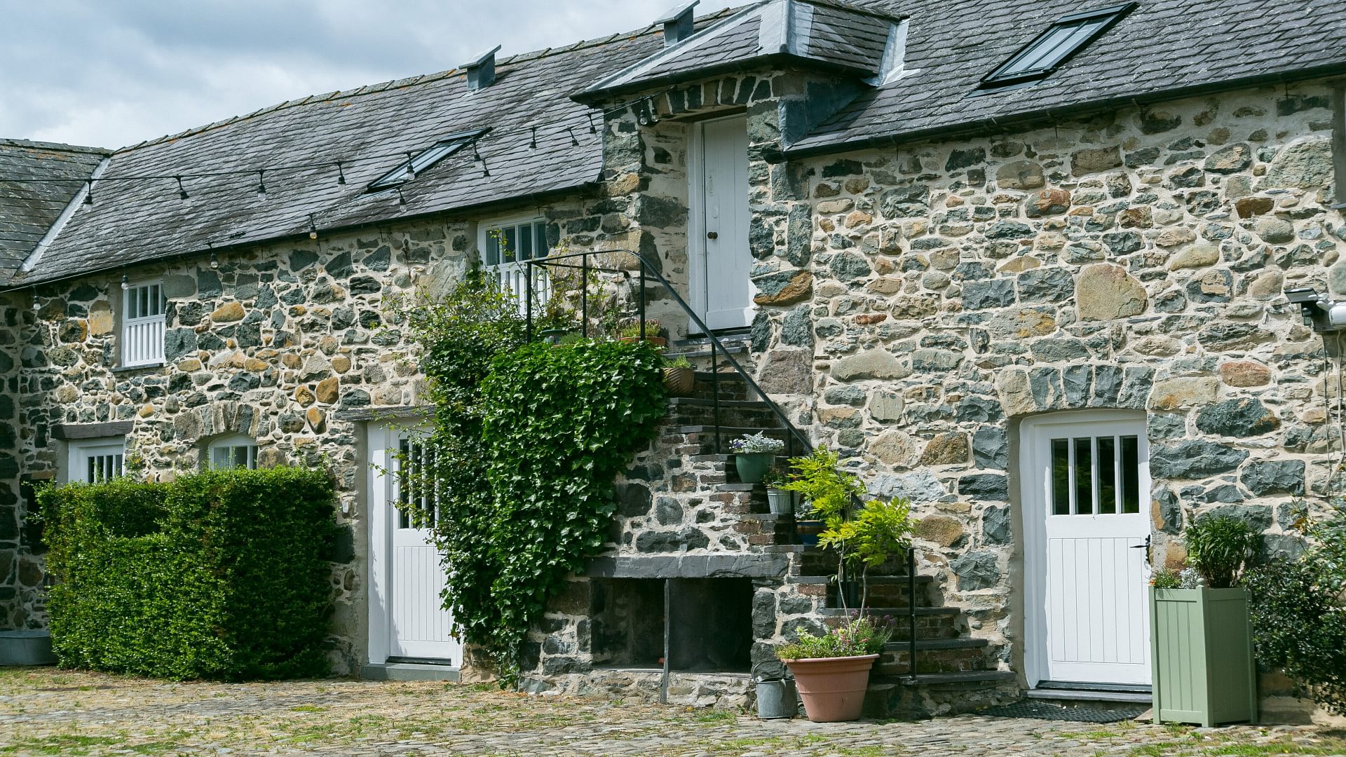 Tal Y Bont Gwynedd LL57 3 YW courtyard too 19200x1080