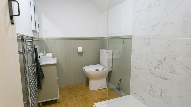 The Coach House Llanfwrog Anglesey LL654 YL bathroom 1920x1080
