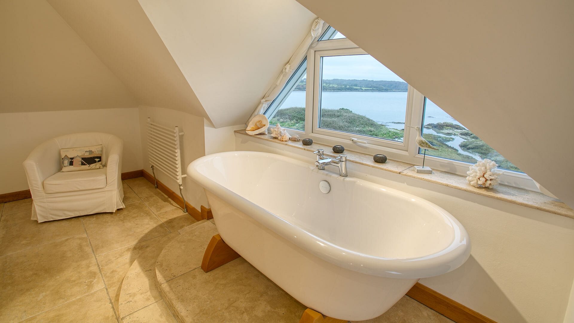 The House On The Beach main bathroom 10 1920x1080