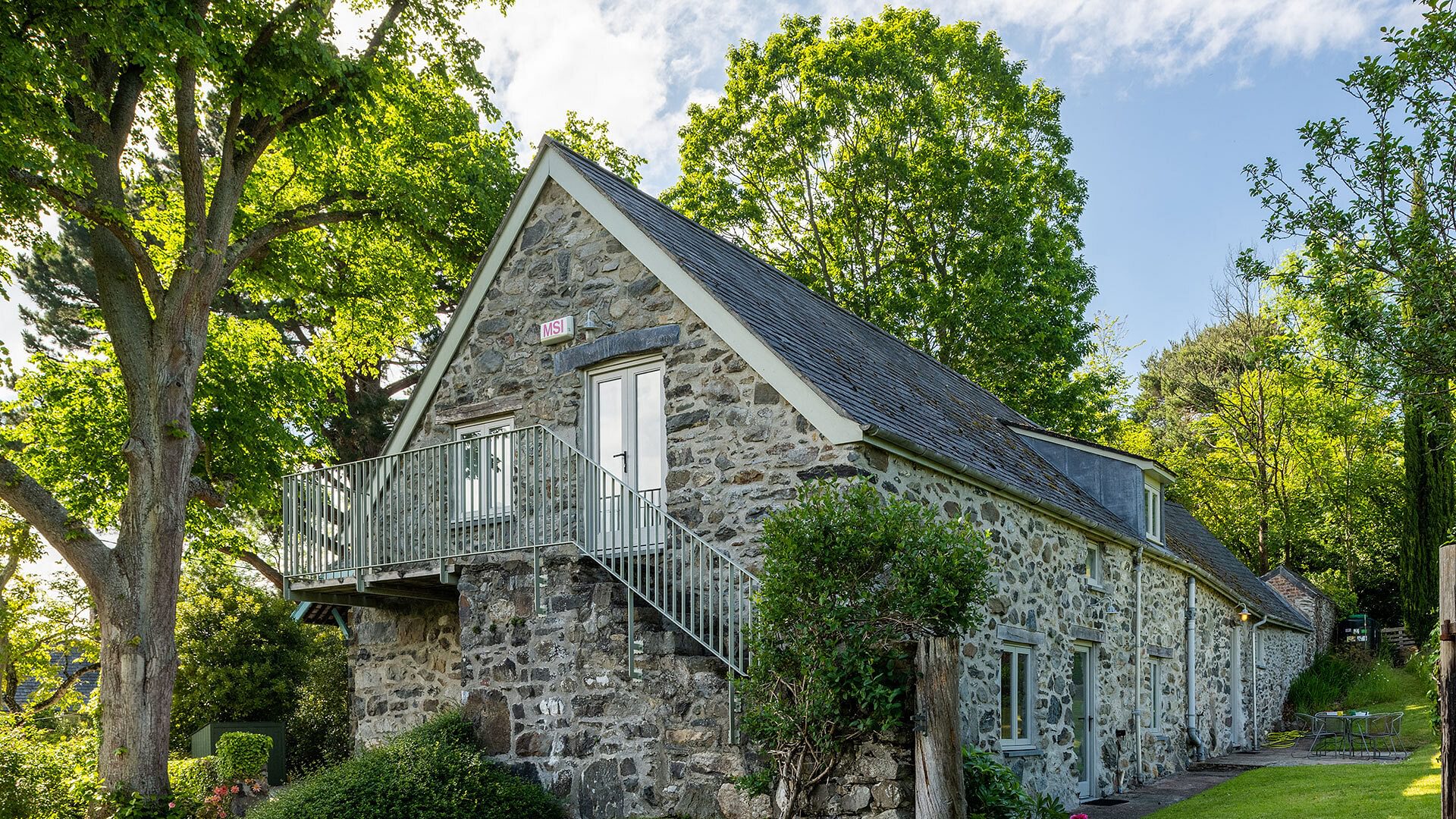 The Old Barn Eglwysbach Conwy side view 1920x1080