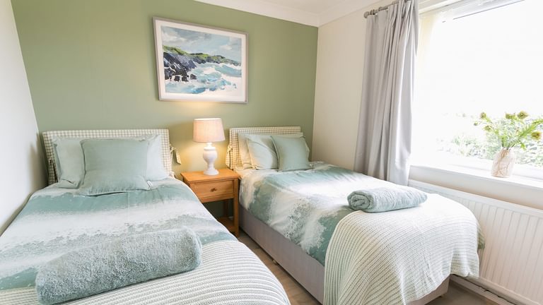 Tideaway Trearddur Bay Anglesey twin bedroom 4 1920x1080