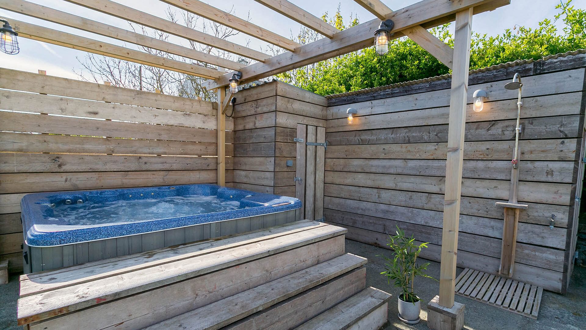 Tideaway Trearddur Bay Anglesey garden hottub 6 1920x1080