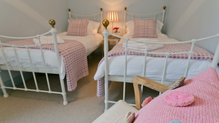 Twin room Afon Menai Brynscincyn Anglesey LL65 6 NX Boltholes and Hideaways