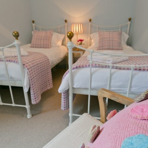 Twin room Afon Menai Brynscincyn Anglesey LL65 6 NX Boltholes and Hideaways