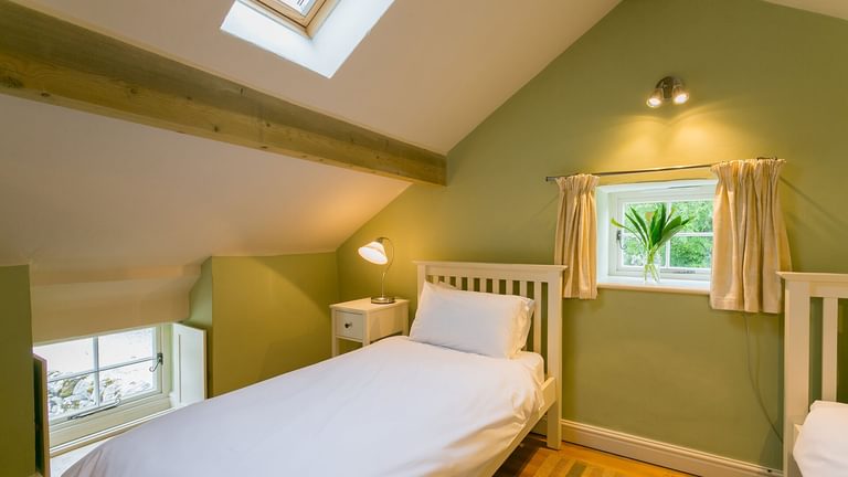 Ty Coed Lligwy Anglesey upstairs twin bedroom 2 1920x1080