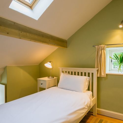 Ty Coed Lligwy Anglesey upstairs twin bedroom 2 1920x1080