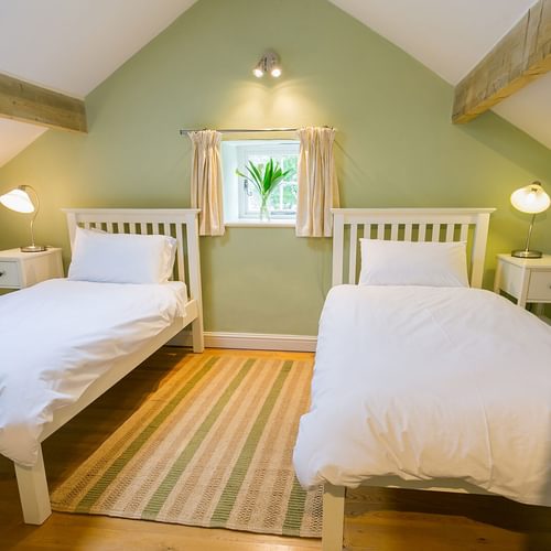 Ty Coed Lligwy Anglesey upstairs twin bedroom 4 1920x1080