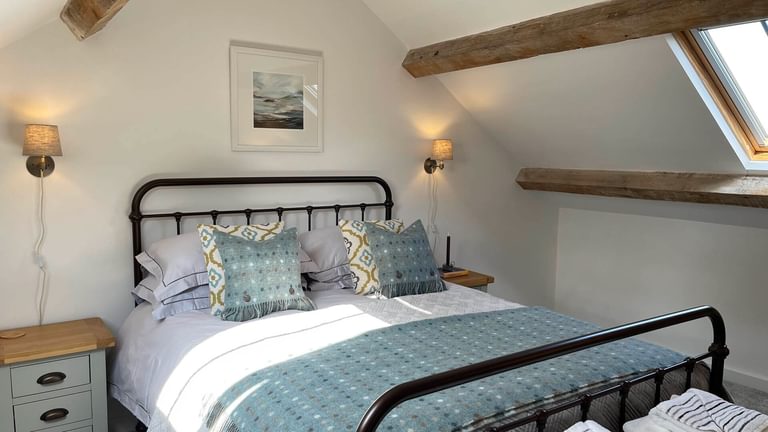Ty Coets Brynsiencyn Anglesey bedroom 1920x1080