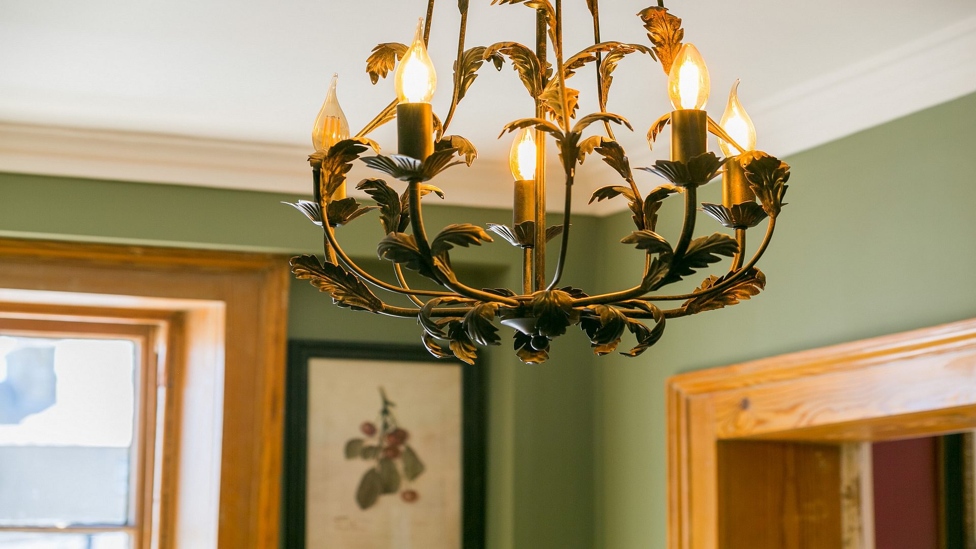 Ty Castell 1 A Bulkeley place Beaumaris Anglesey LL588 AP Boltholes chandelier 1920x1080