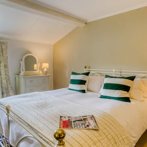 Ty Castell 1 A Bulkeley place Beaumaris Anglesey LL588 AP Boltholes brass bed 1920x1080