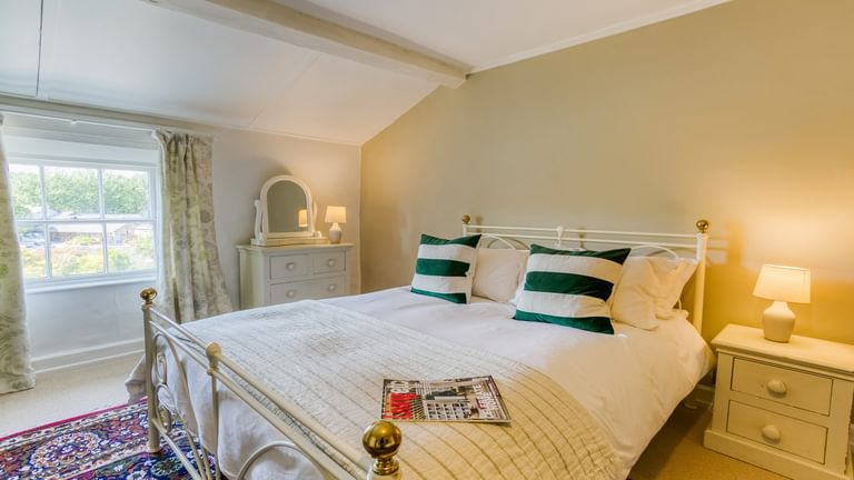 Ty Castell 1 A Bulkeley place Beaumaris Anglesey LL588 AP Boltholes brass bed 1920x1080