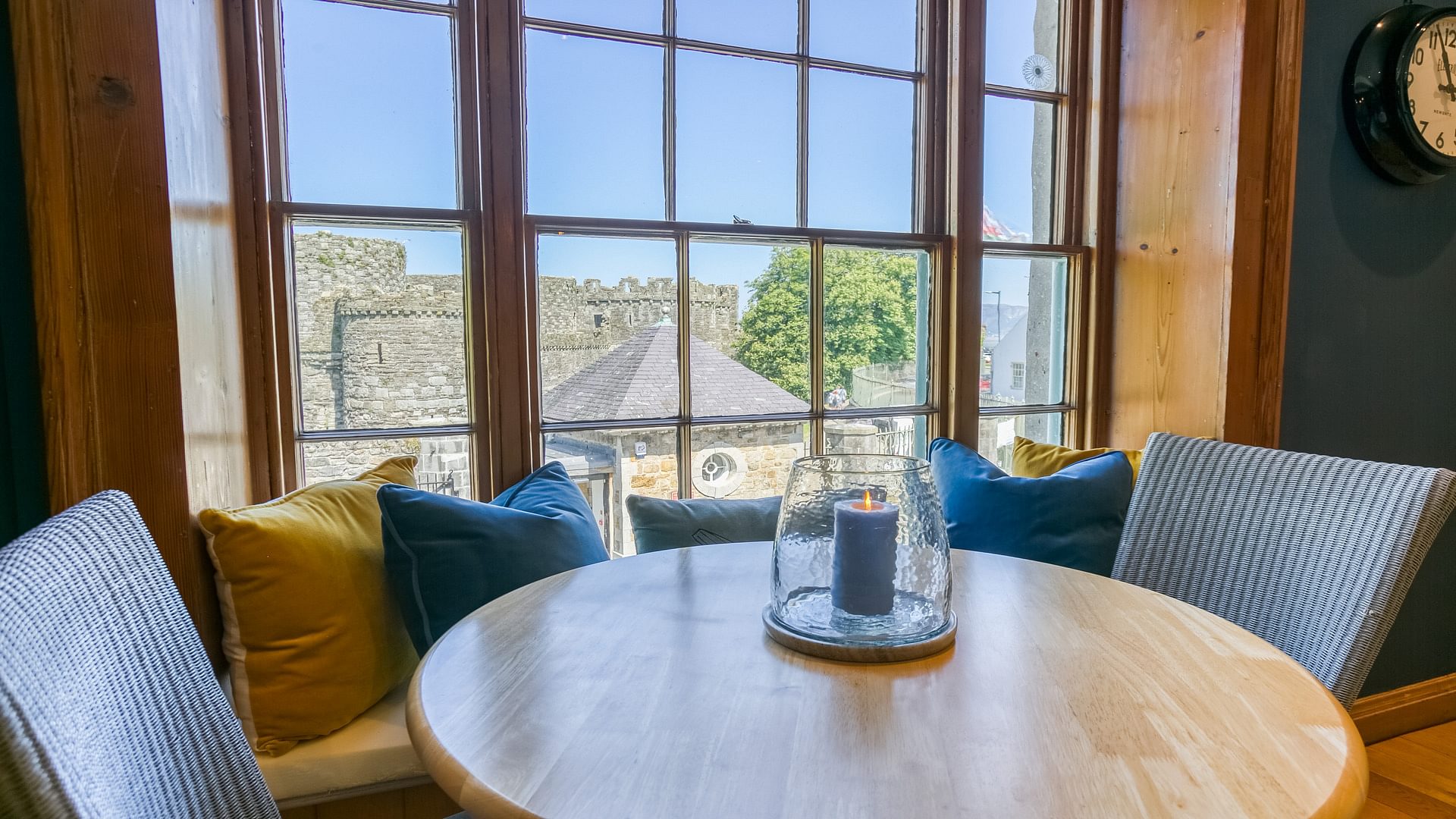 Ty Castell 1 A Bulkeley place Beaumaris Anglesey LL588 AP Boltholes breakfast table 1920x1080