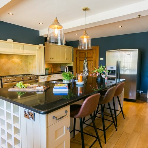 Ty Castell 1 A Bulkeley place Beaumaris Anglesey LL588 AP Boltholes kitchen seating 1920x1080